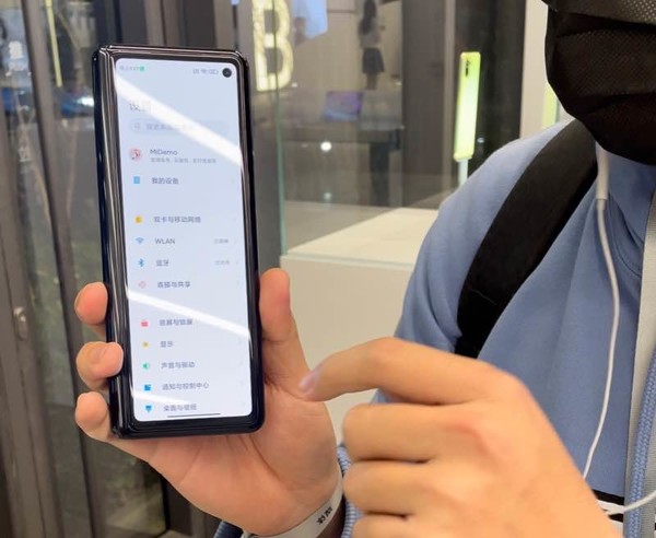 小米MIX FOLD采用一块6.52英寸外屏