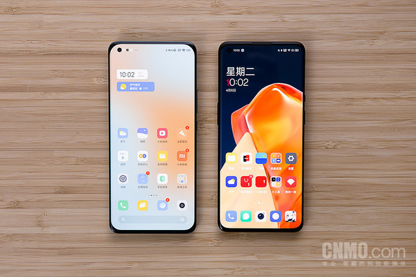 小米11 Pro（左）与一加9 Pro（右）