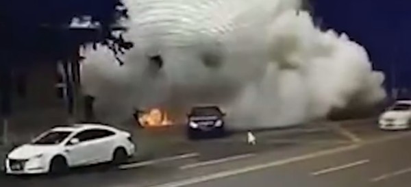 辽宁一电瓶车街头爆燃