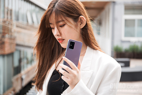 vivo S10 Pro“绮光焕彩”