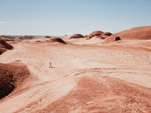 中国摄影师刘丹拍摄的一个宇航员穿越荒凉的火星风景