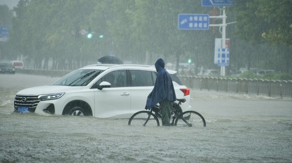 暴雨下的事故车