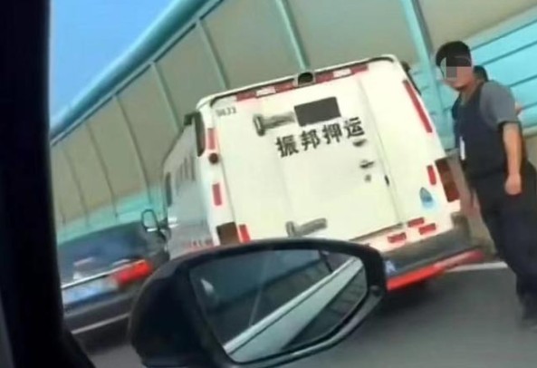 女司机“别停”运钞车