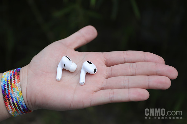 AirPods Pro（左）与AirPods 3（右）