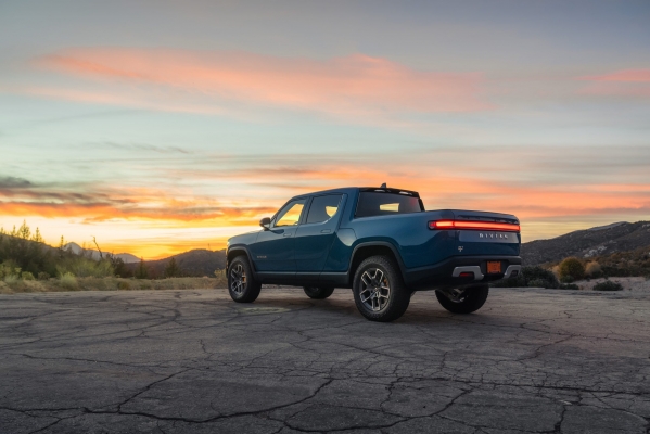 击败福特、通用和特斯拉 Rivian R1T获“年度皮卡大奖”