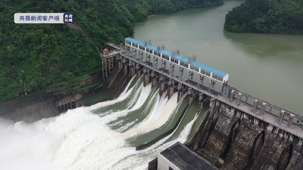 受强降雨影响 湖南多个水库水电站开闸泄洪